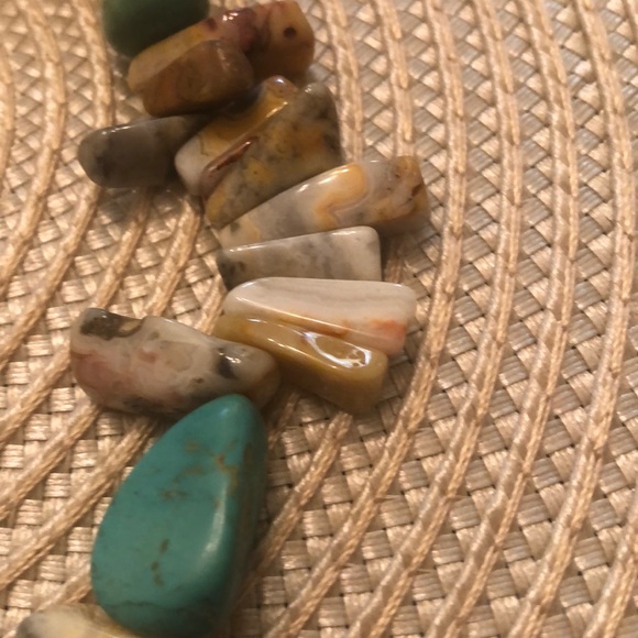 Semiprecious stone necklace great with denim! - Picture 2 of 3